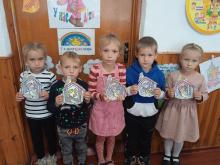 Посади пташку на годівницю 