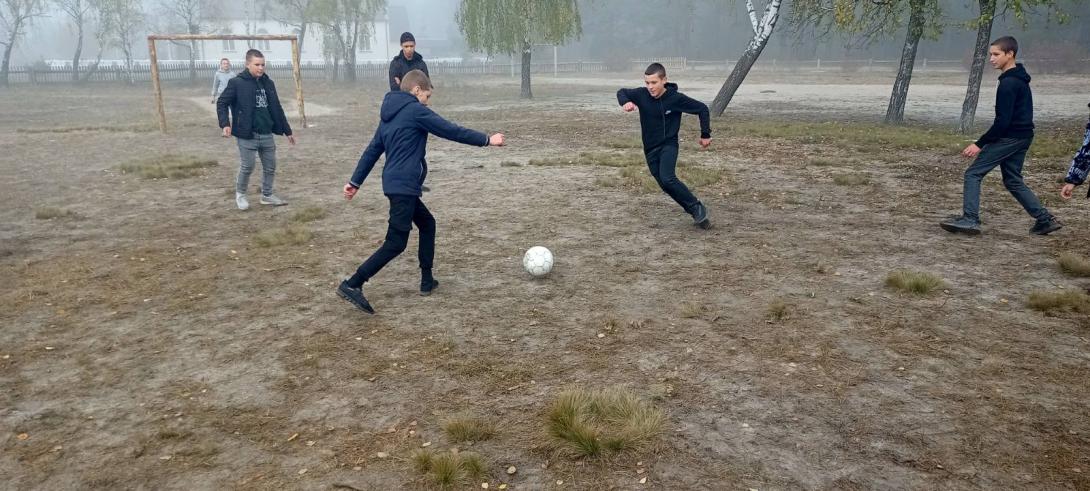 В  класах щодня проводились  уроки фізичної культури на олімпійську тематику а також змагання з футболу