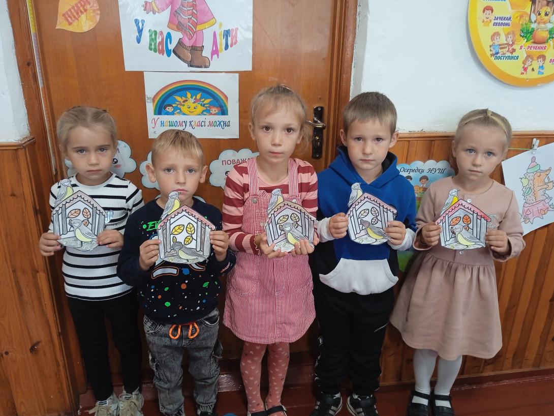Посади пташку на годівницю 