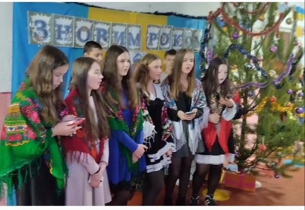  Привітання від учнів 8 класу:"Хай Новий рік принесе довгоочікуваний мир! Здоров’я та достатку, родинного затишку та оптимізму, сил та наснаги задля нових досягнень!  З Різдвом Христовим і з Новим роком!" 